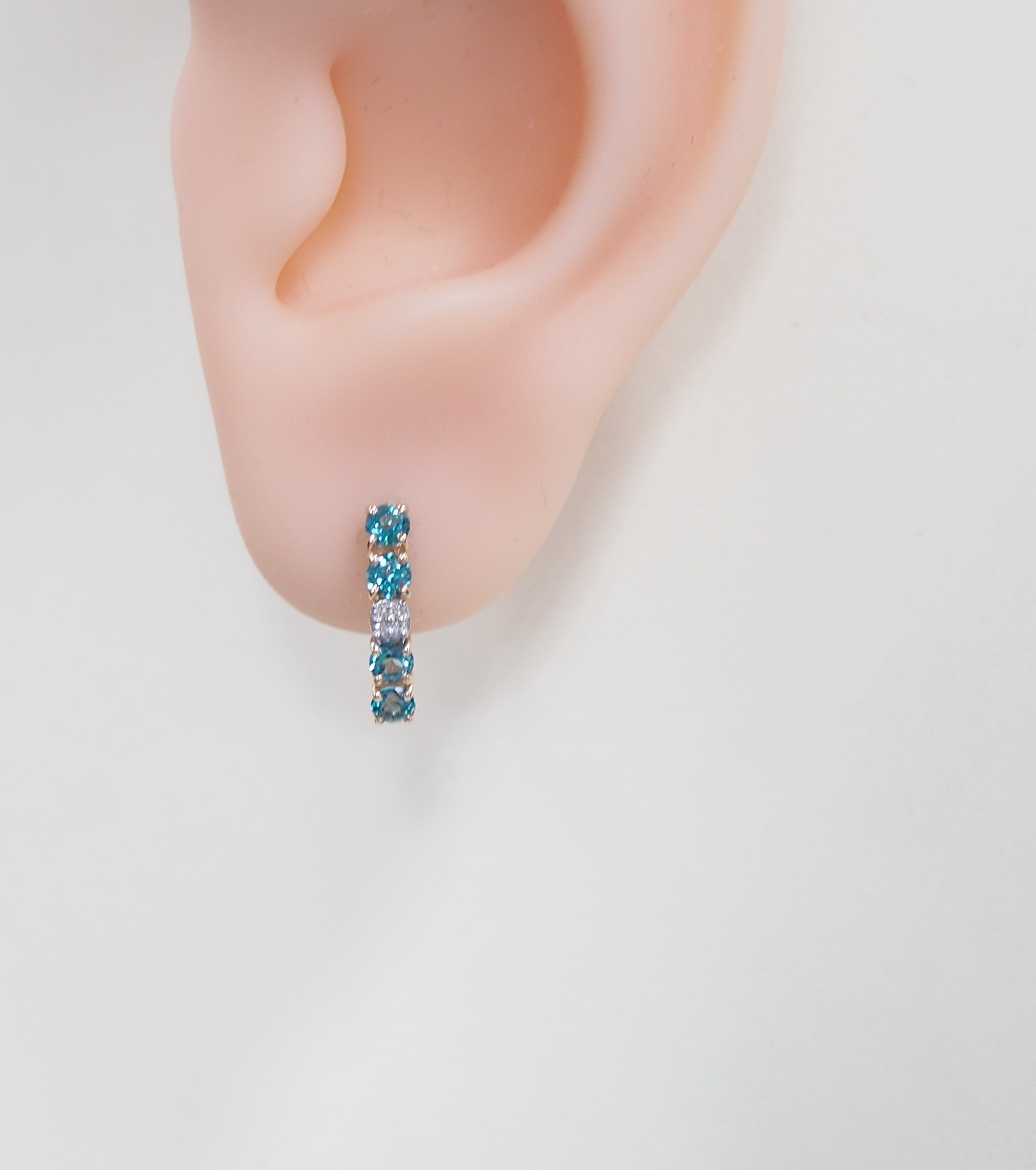 Золотые серьги 585 пробы; родий; вставки 8 Бр.Кр-17 0,030 2/3А; 8 Топаз SWAROVSKI;